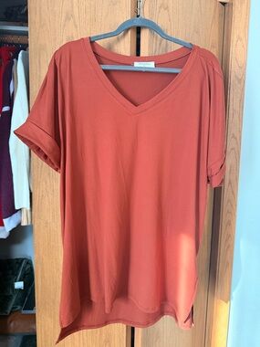 Zenana Outfitters V-Neck Short Sleeve Top in Rust